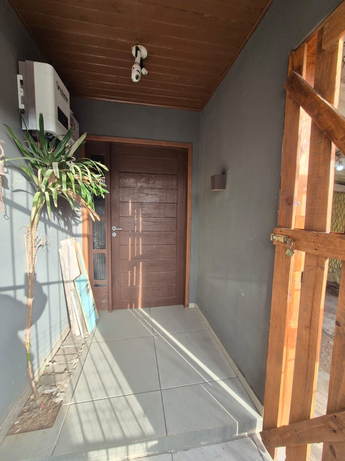 Casa 2 Dormitórios (1 Suíte) com Água e Luz inclusos na Juca Batista